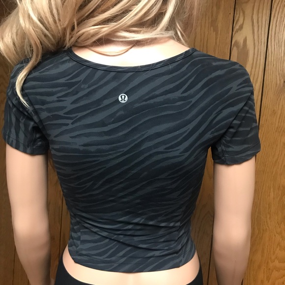 Lululemon" Nulu Cropped Slim Yoga Short Sleeve-Le Tigre Camo Deep Coal Multi - Picture 4 of 16